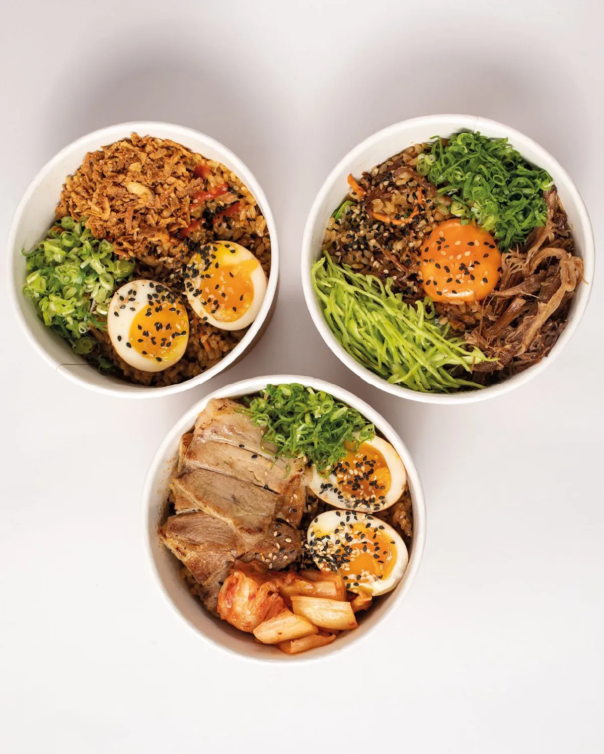 Três bowls do Fat Buddha com fried rice, costela e gema curada